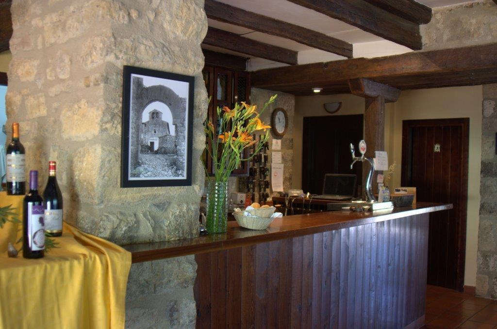 Hostal De La Rovira Ош Экстерьер фото